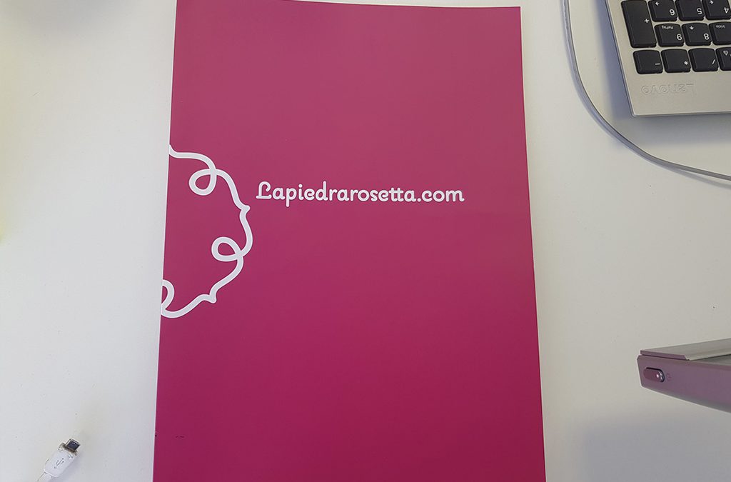 carpeta de lapiedrarosetta rosa con logo traducción jurada